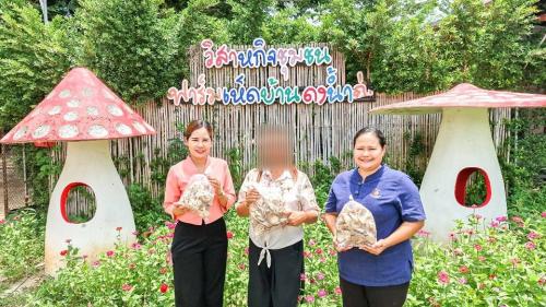 พัฒนาการอำเภอ พร้อมด้วยเจ้าหน้าที่พัฒนาชุมชน รับของขวัญเป็นผลิตภัณฑ์จากกลุ่มสมาชิกวิสาหกิจชุมชนฟาร์มเห็ดบ้านด่งน้ำฉ่า