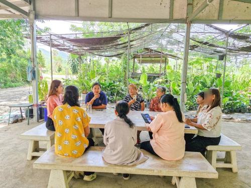 พัฒนาการอำเภอวังม่วง พูดคุยให้คำแนะนำสมาชิกกลุ่มวิสาหกิจชุมชนฟาร์มเห็ดบ้านด่งน้ำฉ่า