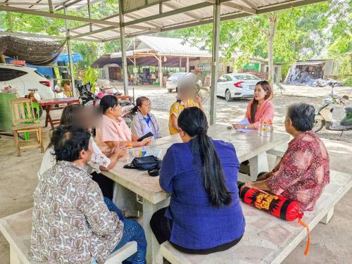 พัฒนาการอำเภอวังม่วง พร้อมด้วยเจ้าหน้าที่พัฒนาชุมชน พูดคุยให้คำแนะนำสมาชิกกลุ่มวิสาหกิจชุมชนฟาร์มเห็ดบ้านด่งน้ำฉ่า