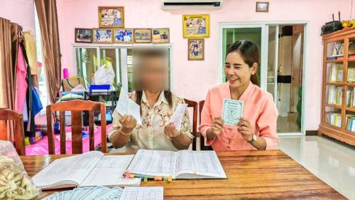 พัฒนาการอำเภอวังม่วง และประธานกลุ่มวิสหากิจฯ พูดคุยเกี่ยวกับการบริหารจัดการกลุ่มและการออมทรัพย์ และการปันผล รวมทั้งสวัสดิการของสมาชิกกลุ่ม 