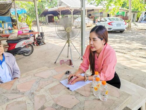 พัฒนาการอำเภอวังม่วง พูดคุยให้คำแนะนำสมาชิกกลุ่มวิสาหกิจชุมชนฟาร์มเห็ดบ้านด่งน้ำฉ่า