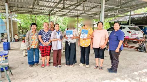 เจ้าหน้าที่พัฒนาชุมชน ประชาสัมพันธ์แอปพลิเคชั่น Click ชุมชน